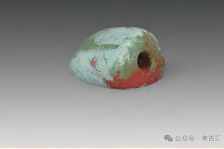 部分出土綠松石牌飾的形制，也與河南二里頭遺址出土的同類器物具有可比性。圖/取自考古匯公眾號