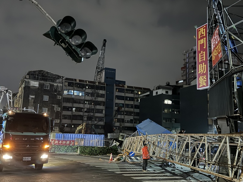 原為救援貨車的吊臂竟釀另一波災情，整座倒向道路。圖/中央社