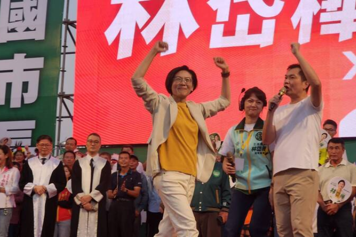 民進黨廉政會26日晚召開會議明確定調，助理費案在法院判決前不處分，等同宣告，只要法院未在初選前宣判，林岱樺案不會成為黨紀障礙。圖為22日林岱樺在旗山造勢。圖／中央社