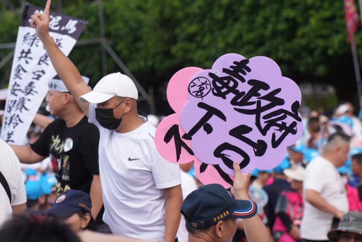 大批身穿白色上衣的民眾持續湧入舞台前方及周邊道路。圖/記者陳思豪攝