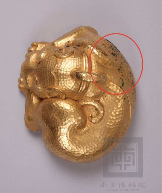 南京博物院官網公開資料顯示，金獸右腿上方確實可見黑色斑塊與局部綠色斑點。圖/取自南京博物院官網