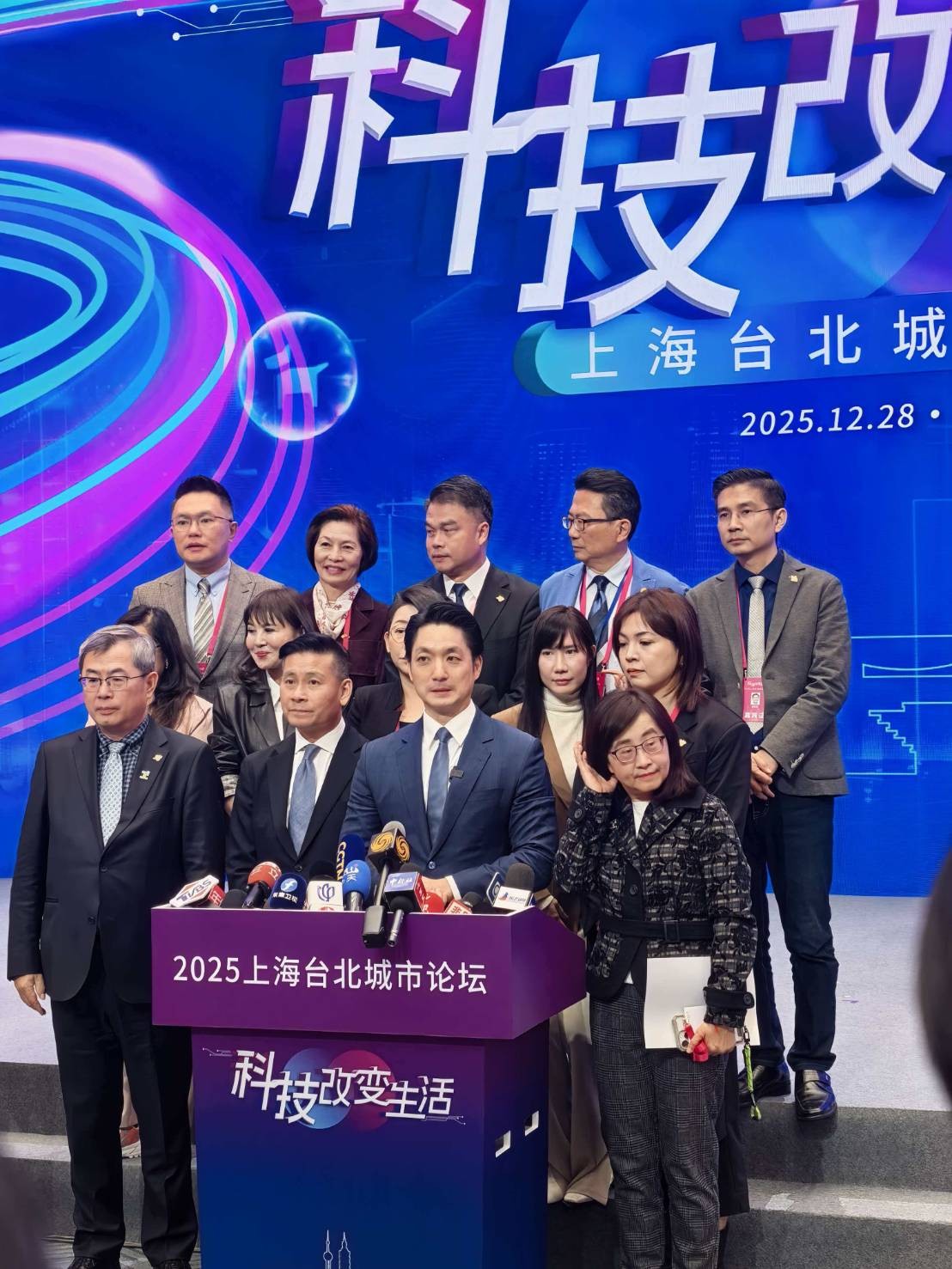 蔣萬安與市府官員、市議員等接受雙城論壇的媒體聯訪。圖/讀者提供