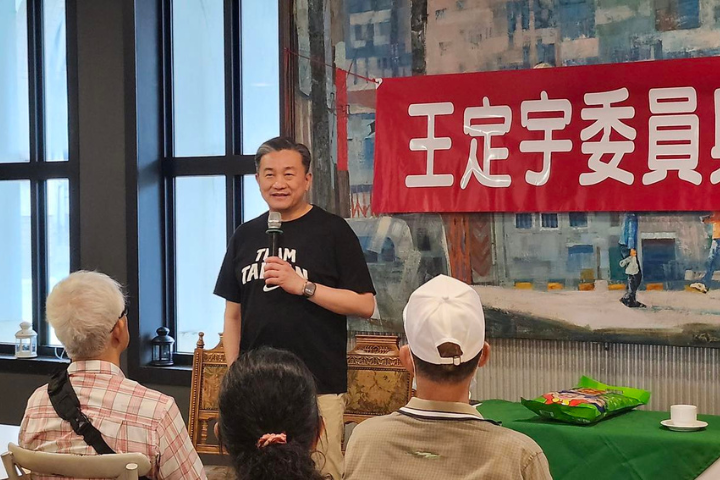 執政黨立院黨團內部群組流出截圖，要求政院釋出花蓮縣政府疏散不力的「殺傷力消息」。由於對話遭流出，民進黨立委王定宇在群組怒嗆「一群叛徒！」隨後退群。圖/取自王定宇臉書