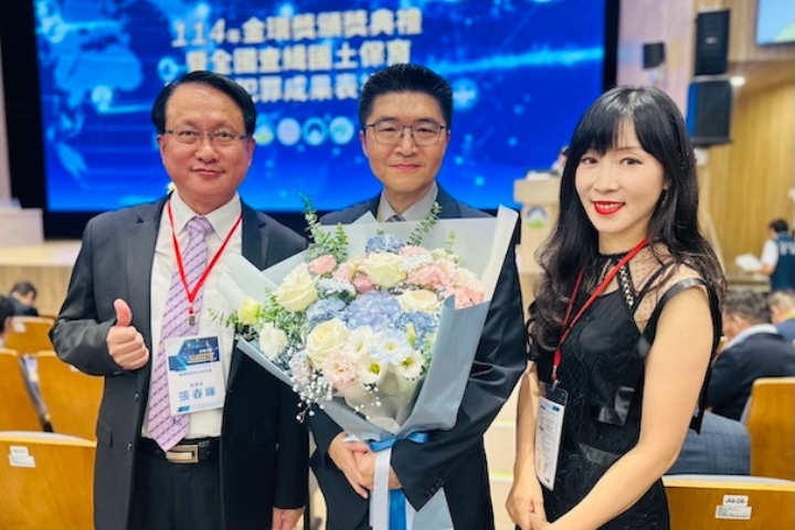 退輔會主委之子嚴維德勇辦環保大案　卓榮泰親頒金環獎表揚