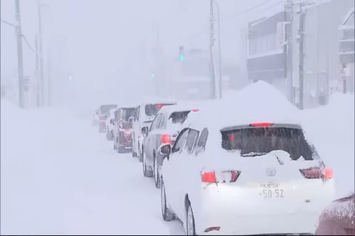 札幌下起暴雪，市區多地嚴重積雪影響交通。圖/取自北海道ニュースUHB官方《YouTube》頻道