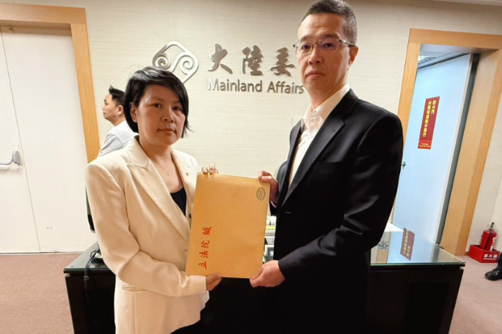 陸配不是外人   李貞秀提除籍文件、授權陸委會代辦放棄國籍　梁文傑冷回：自己處理