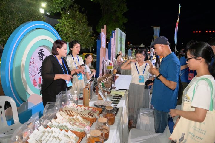 活動期間舉辦非物質文化遺產（非遺）市集，安排漂漆、雕版拓印、剪紙及香包製作等傳統工藝體驗。圖/青年薈組委會提供