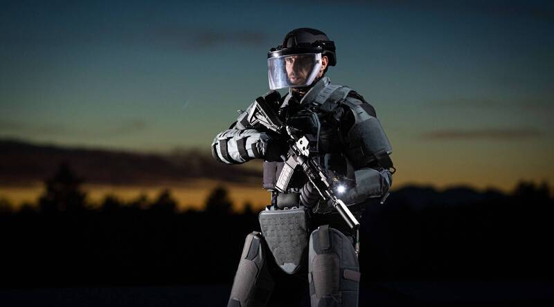德國新製的外骨骼裝甲服，在承重、防彈及機動方面皆具優良性能。圖／取自Mehler Protection官網