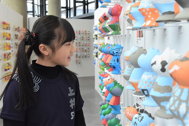 北臺灣43所國中小學校的學子們，以215種色彩呈現北臺灣自然風景、建築古蹟、族群特色、地方產業等的文化觀察。圖/新北市政府文化局提供