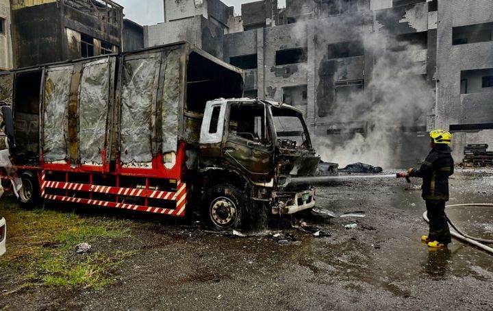 台南市安南區海佃路住宅區一處空地廢棄物22日凌晨起火爆炸,火勢延燒民宅,波及各式車輛,多人受傷送醫。圖/中央社、台南市消防局提供
