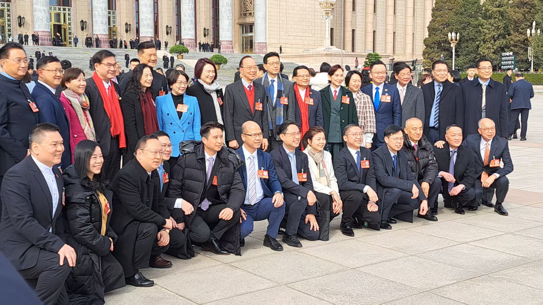 大陸全國人大香港代表團4日在北京人民大會堂前合影。圖/宋秉忠攝