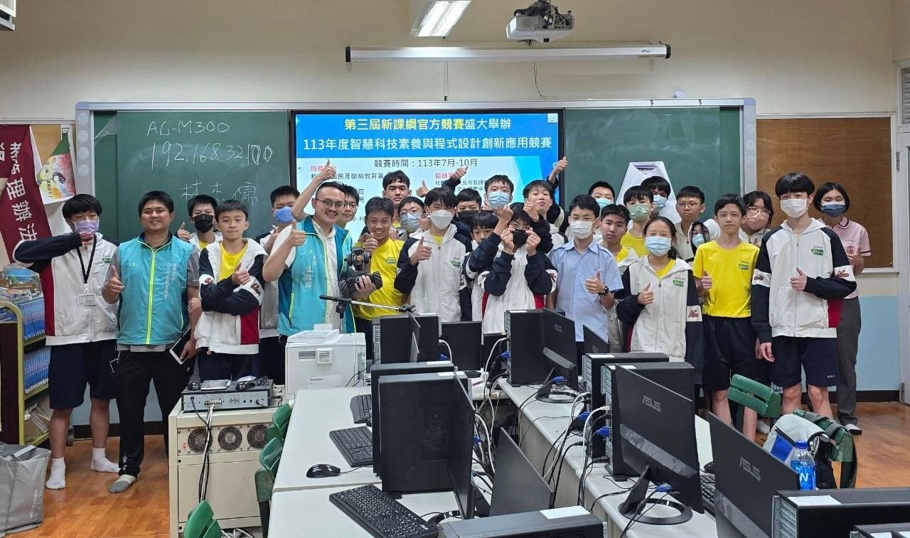 台灣校園人工智慧教育協會受邀至南山中學開設AI機器人班。授課老師與南山中學程式專班學生合影。圖/台灣校園人工智慧教育協會提供