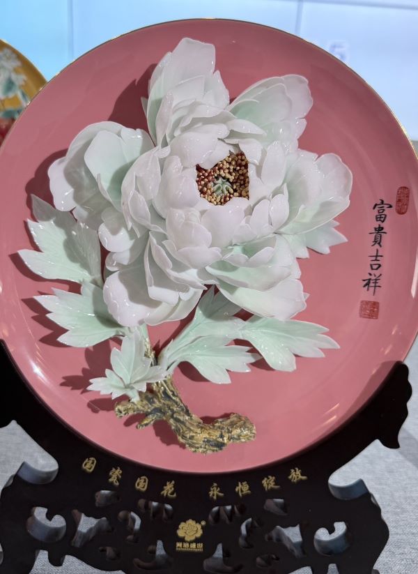  洛陽牡丹瓷是以唐代白瓷工藝為基礎，透過雕刻、鏤空、捏花等技法，將牡丹花立體化呈現在瓷器之上。圖/記者陳素貞攝