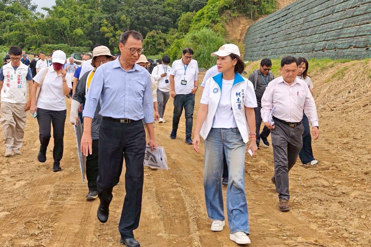 高雄大樹區山頭遭剷平種光電，國民黨立委柯志恩(前右)本月16日前往會勘。圖/取自柯志恩臉書