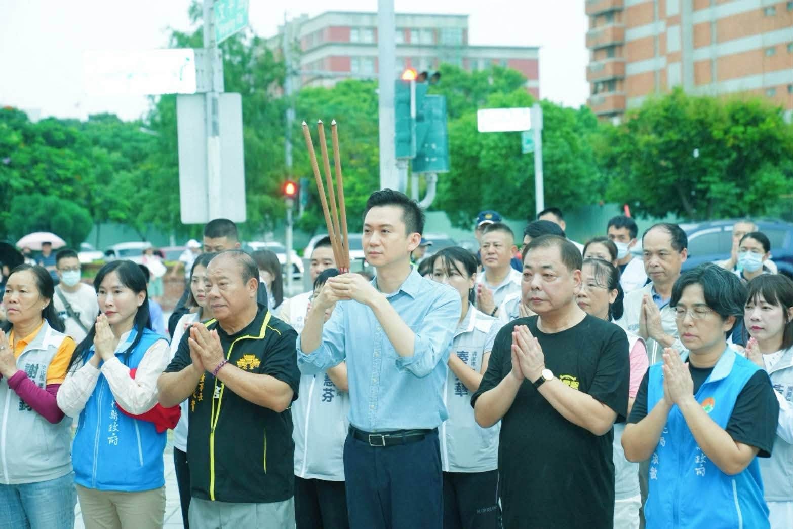 鄭朝方雖已轉戰新竹縣長,然一旦針對「縣長示」及「市長票」整體布局,影響力仍不可小覷。如圖所示,「義民爺爺」遶境竹北,鄭朝方(右三)在臉書貼出與副縣長陳見賢(右二)的合照,顯然意有所指。圖/取自鄭朝方臉書