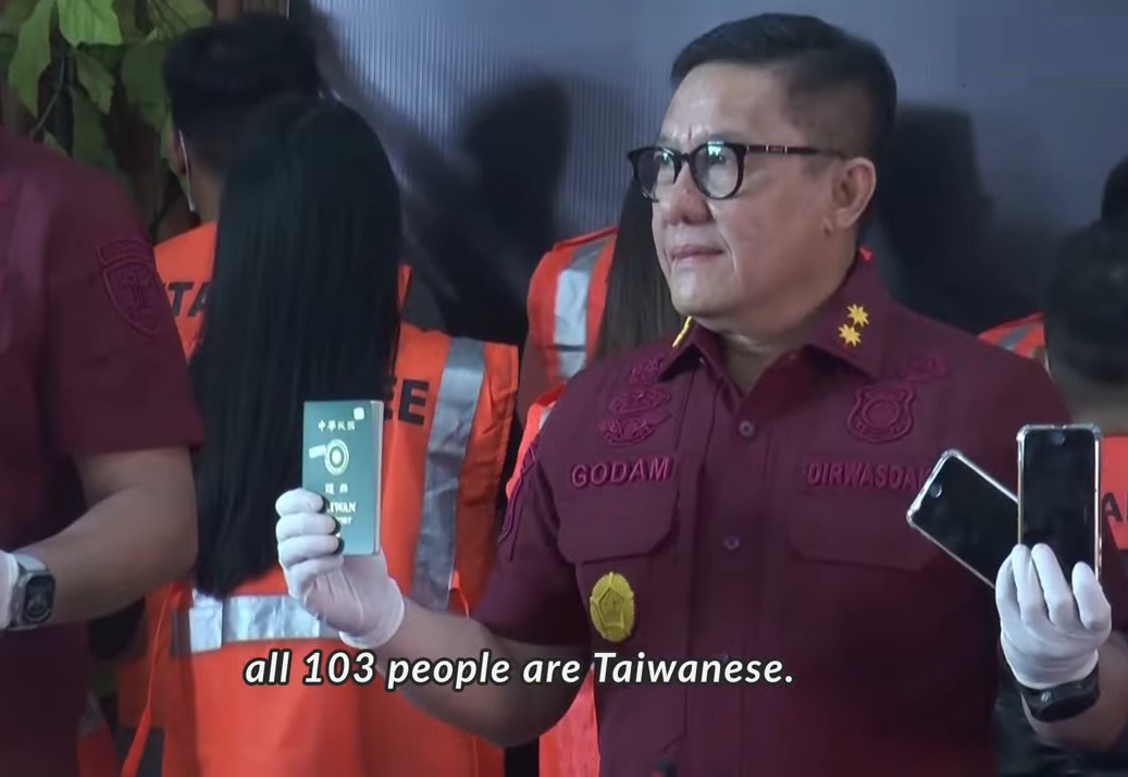 印尼峇里島移民局出示台籍嫌犯護照與犯罪電信設備。圖/取自The Star官方《YouTube》頻道