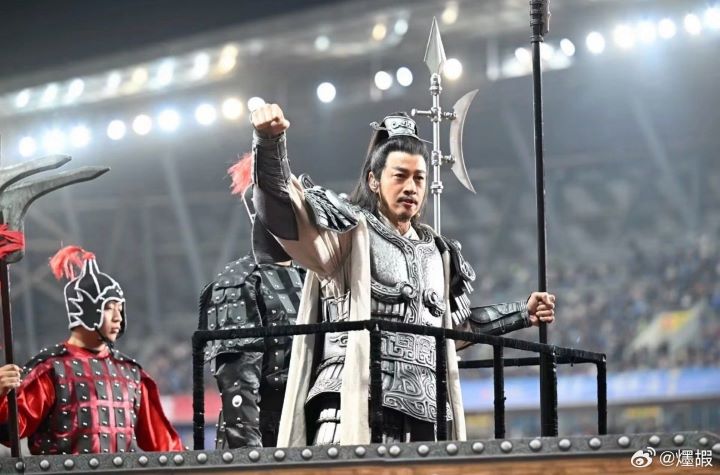   4月18日，2026「蘇超」常規賽宿遷隊vs南京隊，何潤東全妝1:1還原「項羽」助陣。圖/取自爅嘏微博