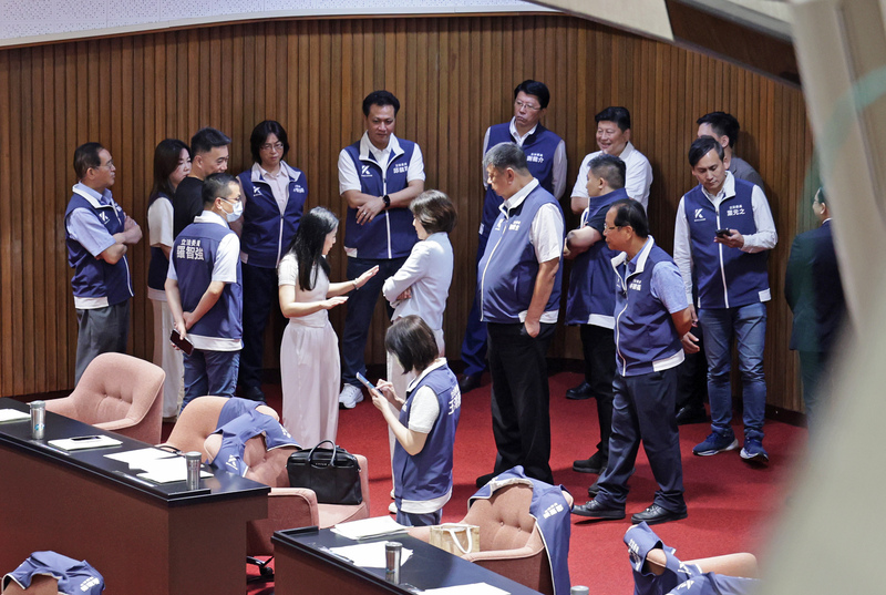 核三廠2號機於5月17日除役，台灣進入非核家園，國民黨及民眾黨立委提案，要求台中發電廠應逐年提出並落實減煤計畫，並在2028年完成無煤中火的國家減碳目標，立法院會3日下午將表決提案，上午國民黨立委在議場後方聚集討論。圖/中央社