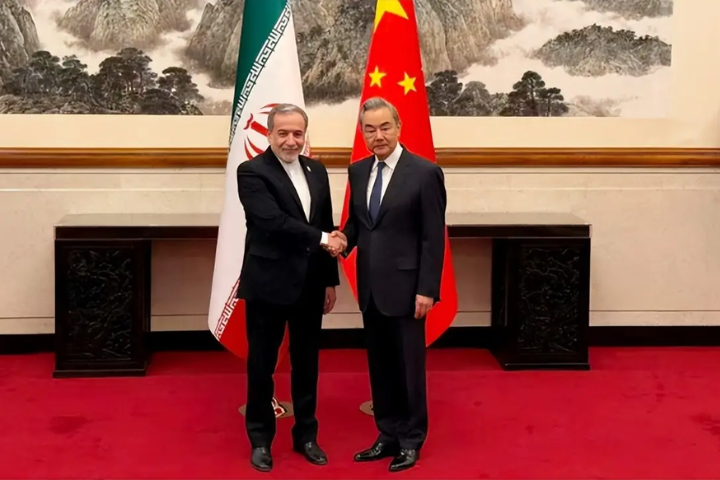 伊朗通報北京美伊協議！與阿拉格齊五度通話　王毅盼落實承諾、保荷姆茲海峽安全