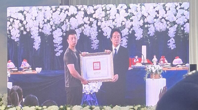 總統賴清德（右）到場致哀，並授予褒揚令，慰問家屬。圖/中央社