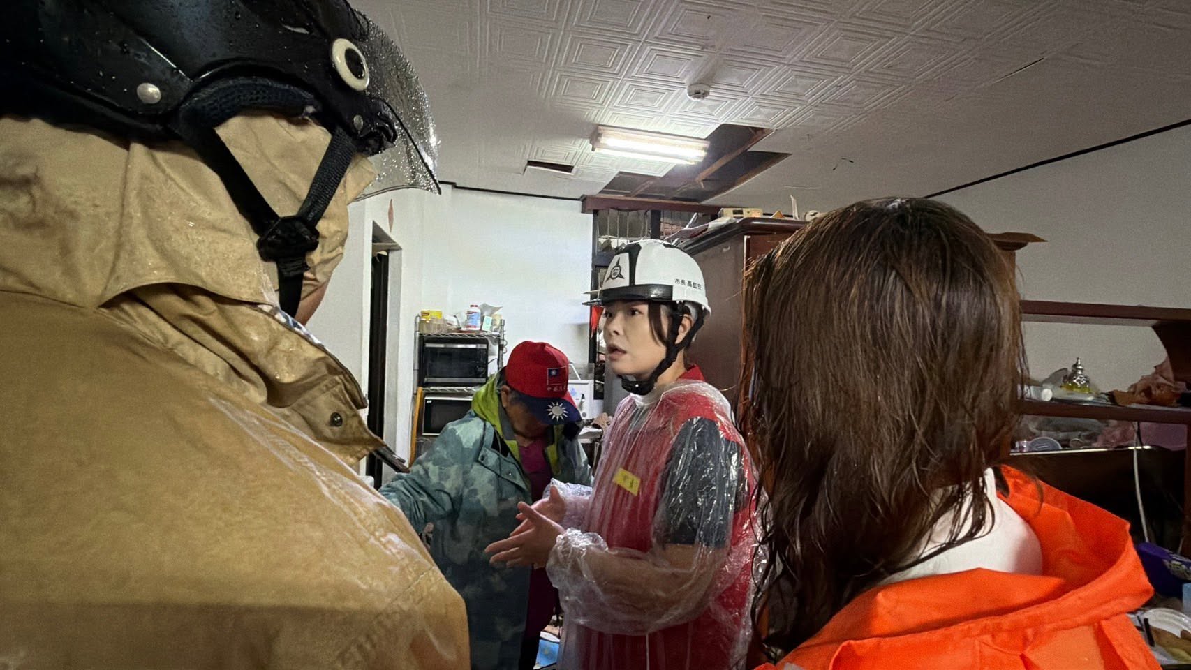 新竹市東區高翠路一間便當店今日凌晨3時許，疑似發生瓦斯外漏爆炸事件，市長高虹安6點半親自到場了解最新狀況。圖/取自高虹安臉書