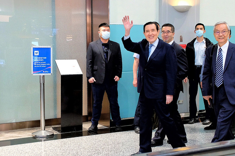前總統馬英九（前右2）1日搭機訪問中國大陸，他行前發表談話指出，希望傳遞台灣人民愛好和平、兩岸交流避免戰爭的心聲，此行是和平之旅也是友誼之旅。圖/中央社
