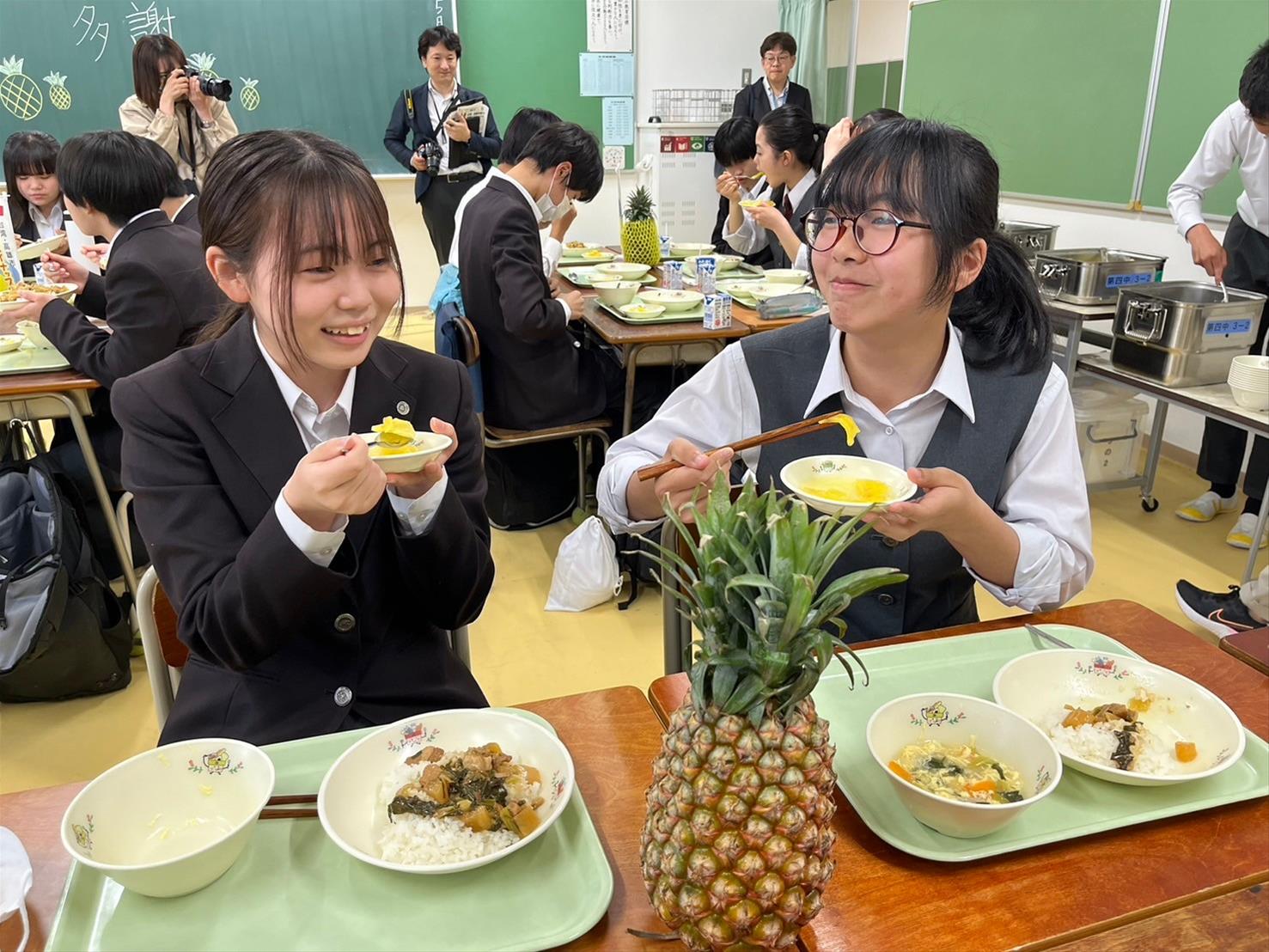 八王子市第四中學生享用「台式」營養午餐，並搭配甜點台灣鳳梨。圖/取自高雄市政府網站