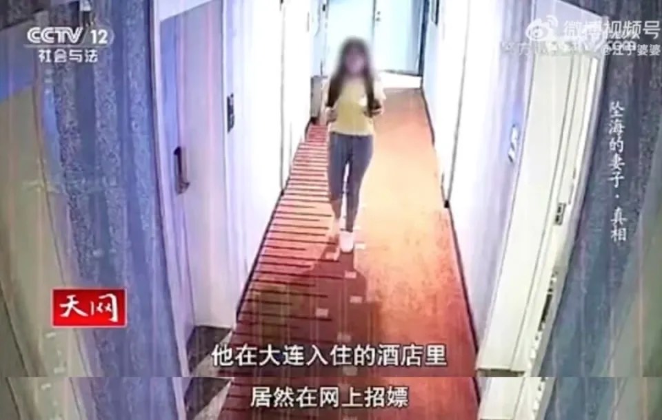 李某在妻子死後不到半個月，在警方安排入住的酒店裡，就敢網上招妓。圖/取自截圖