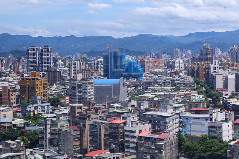 新青安推出後炒熱房市，讓多家房貸銀行放款接近滿水位。圖為從高處俯瞰台北市萬華區都市景觀。圖/中央社