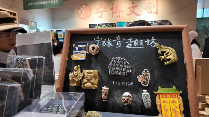 「探秘西夏」考古系列冰箱貼，也因高度還原西夏考古遺址場景而受到文創迷喜愛。圖/記者陳思豪攝