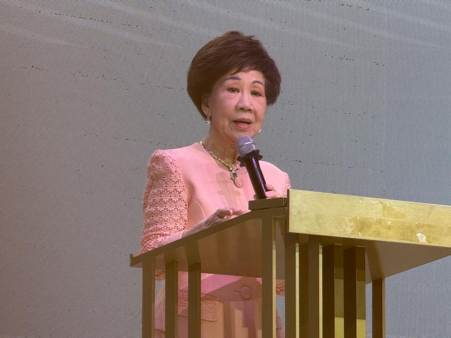 呂秀蓮認為，賴清德提出的國防特別預算，跨越2024至2028兩任期，甚至延伸至2034年，涉及龐大債務與全民承擔，卻未經充分社會討論。圖／取自呂秀蓮臉書