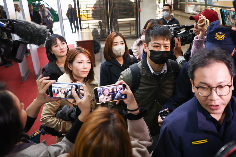 民眾黨立法院黨團主任陳智菡（2排左）、民眾黨副秘書長許甫（2排右）、民眾黨發言人吳怡萱（3排左1）、民眾黨台北市議員黃瀞瑩（3排左2）等四人今天以證人身分赴北檢複訊。圖/中央社