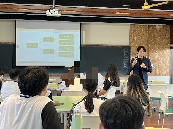 圖為連續兩次裁定毒駕請回的法官陳德池過去進入高中進行法治宣導活動的畫面。圖/取自彰化地方法院官網