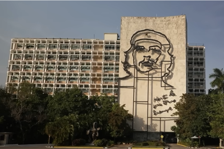 古巴自從1960年代社會主義革命成功後，就被美國經濟制裁至今，成為現代歷史上最久的經濟制裁之一。圖為古巴建築物上紀念革命英雄切·格瓦拉（Che Guevara）的藝術品。圖/翻攝自FRANCE 24 English