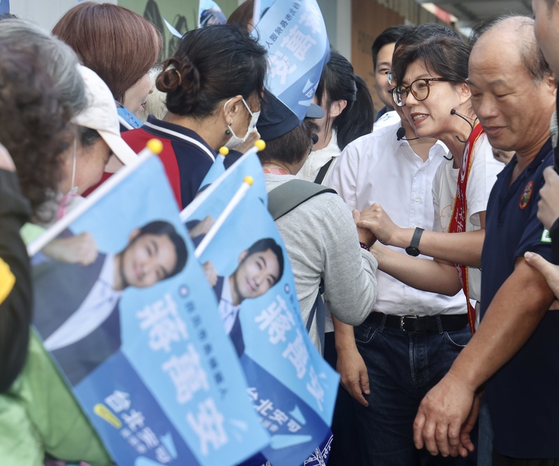 台北市長蔣萬安妻子石舫亘(右2)30日代夫到台北市大安區成功市場掃街拜票,與支持者握手致意,爭取支持。