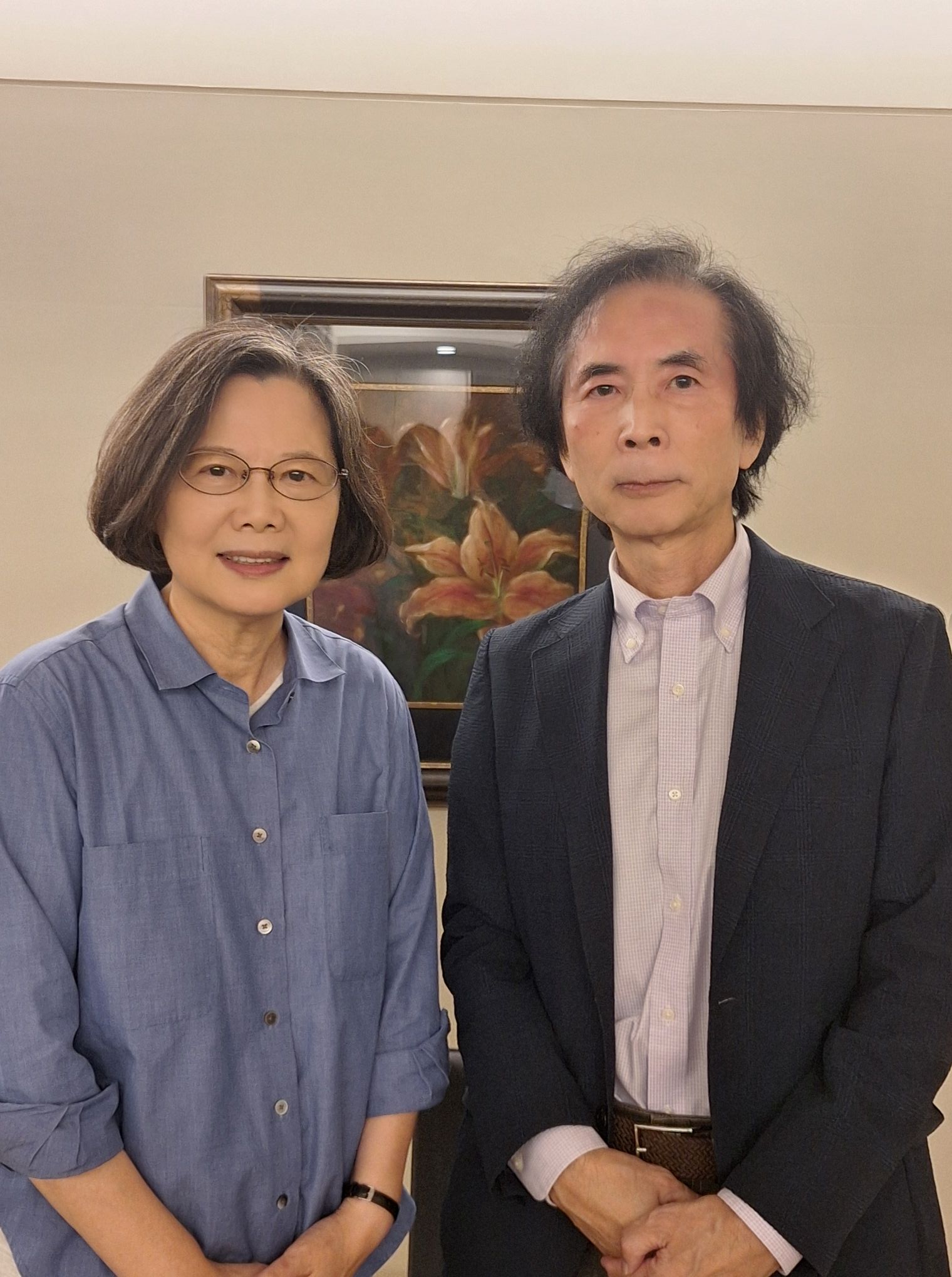 目前在清華大學客座的小笠原欣幸，與不少民進黨政治人物熟識。圖為去年11月小笠原與前總統蔡英文合影。圖／取自Yoshiyuki Ogasawara FB