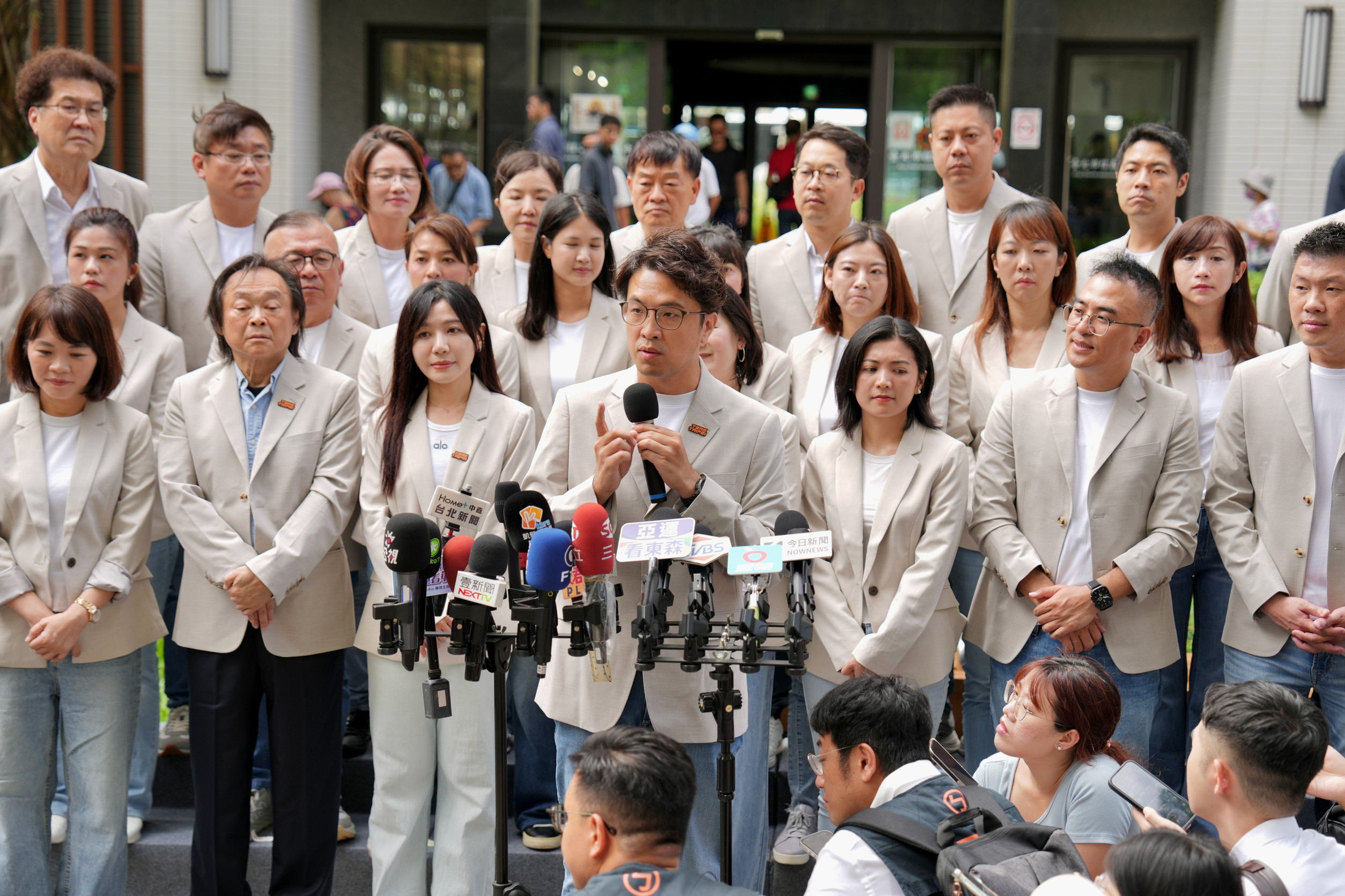 政大新生群突換沈伯洋競選照！「政治進校園」炸鍋　學生怒退群