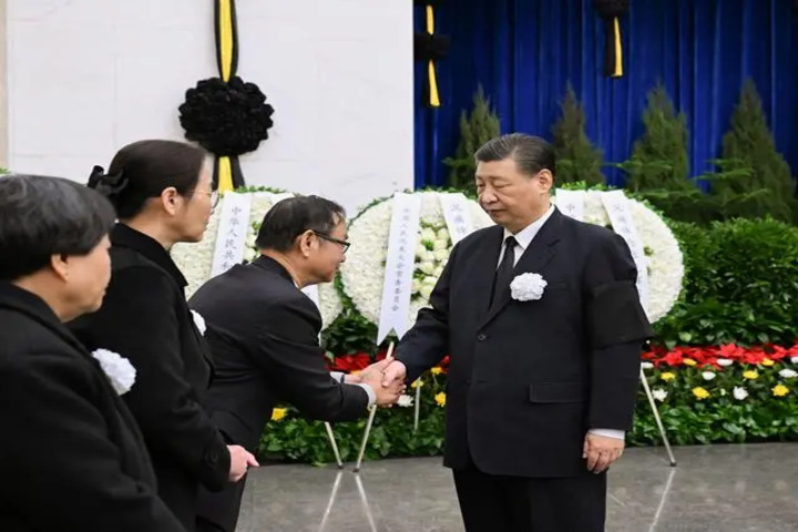 中國國家主席習近平與張克輝家屬握手致意。圖/取自新華社