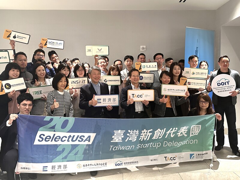 經濟部長郭智輝（前排左3）6月底率團訪問美國矽谷時強調，要把握AI時代先機，讓台灣在全球科技領域繼續發光。圖/ 中央社