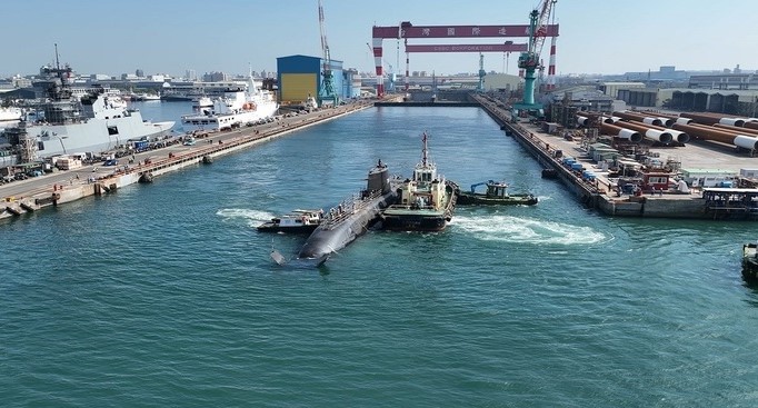 首艘國造潛艦「海鯤號」移出乾塢進行測試