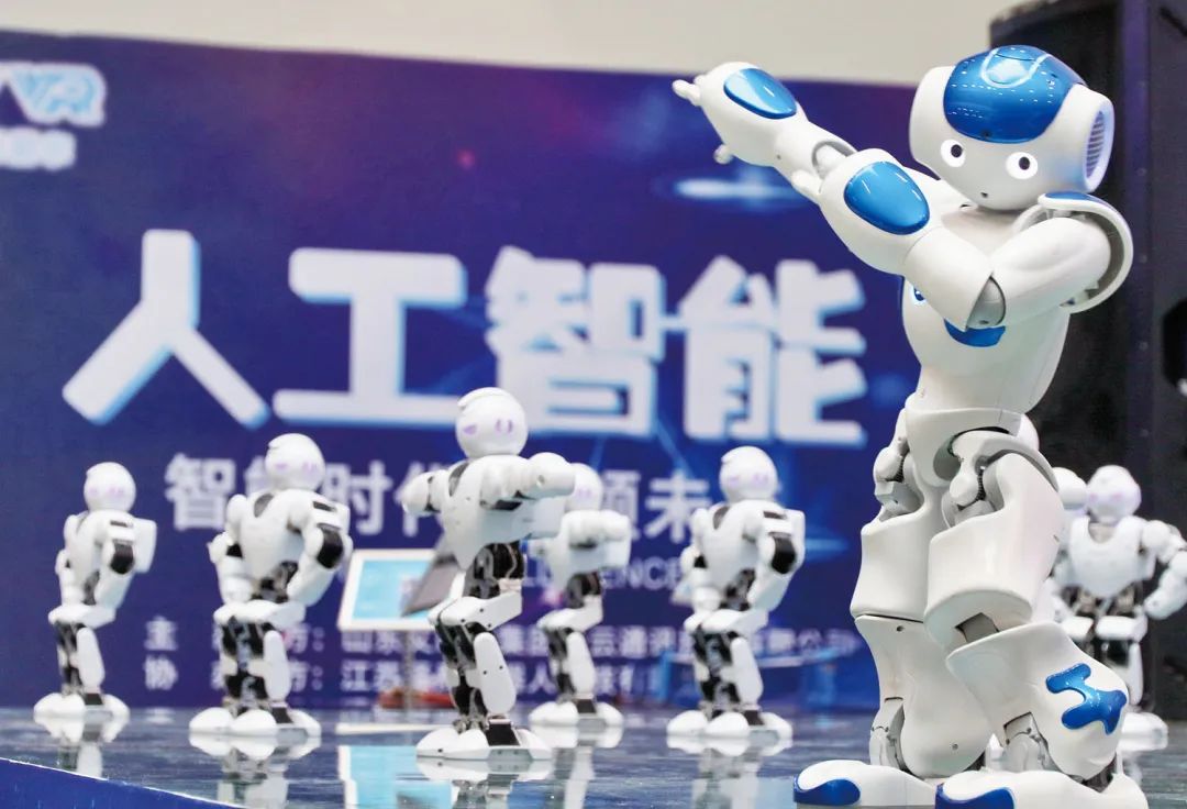 人工智慧應用領域廣泛。圖為機器人在人工智慧展上跳舞。圖/取自新華社