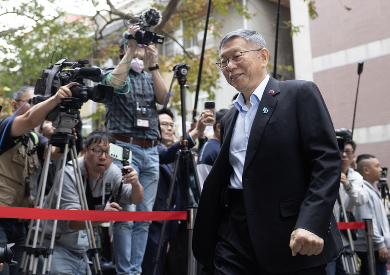  台北地方法院26日下午將對京華城、政治獻金等案進行宣判，前台北市長柯文哲（前右）抵達現場。圖／中央社