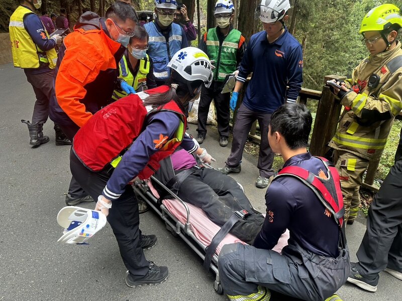 南投縣杉林溪森林遊樂區1輛遊園接駁車9日不明原因墜落山谷,南投縣消防局獲報後啟動傷患救治及後續救護作業。圖/中央社