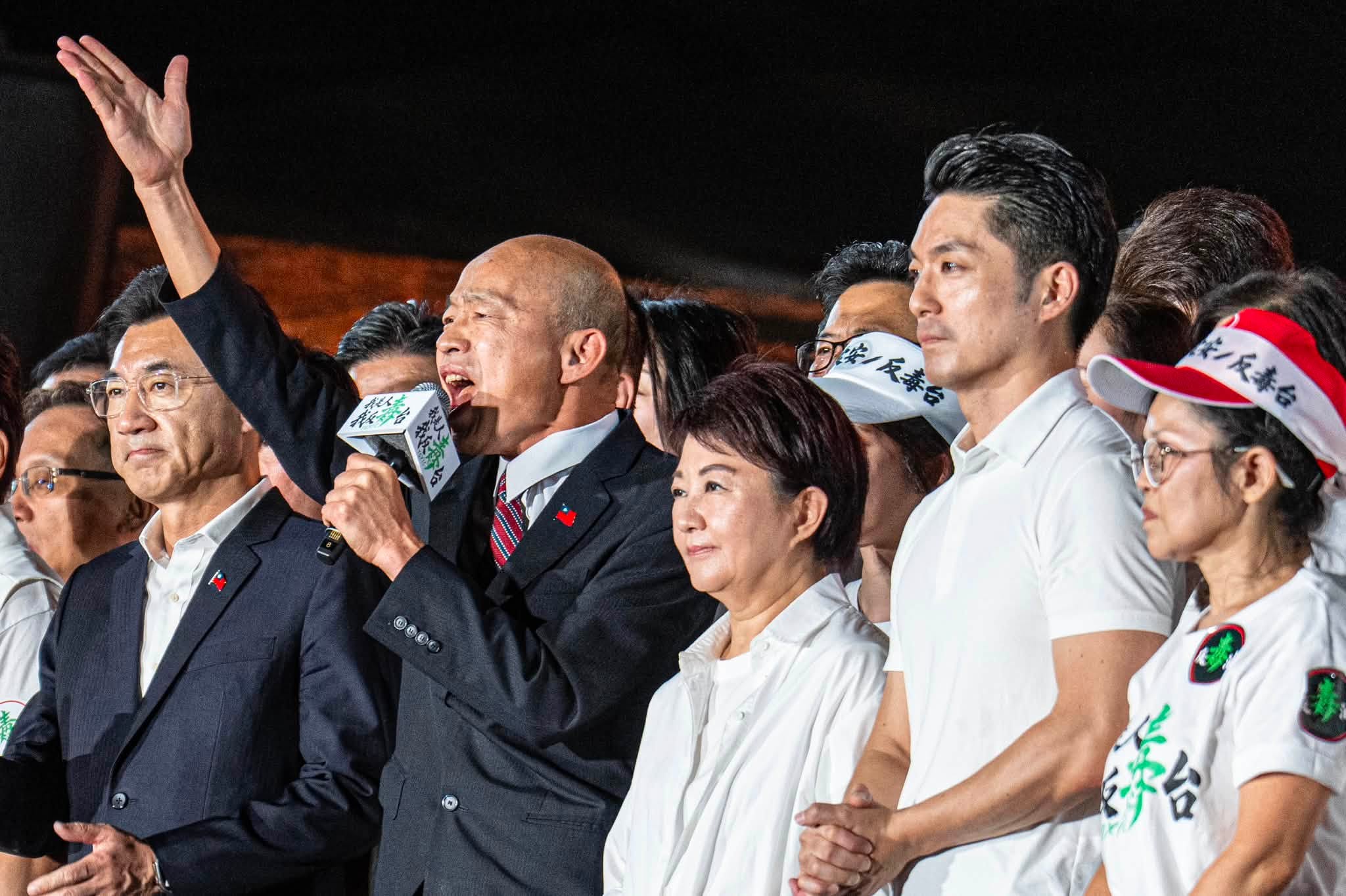 國民黨四大天王中，盧秀燕（右3）動向最受矚目，地方選舉結束後，總統選舉便準備開跑了。但權威人士認為，蔣萬安（右2）的後座力不可小覷。圖／取自蔣萬安臉書 