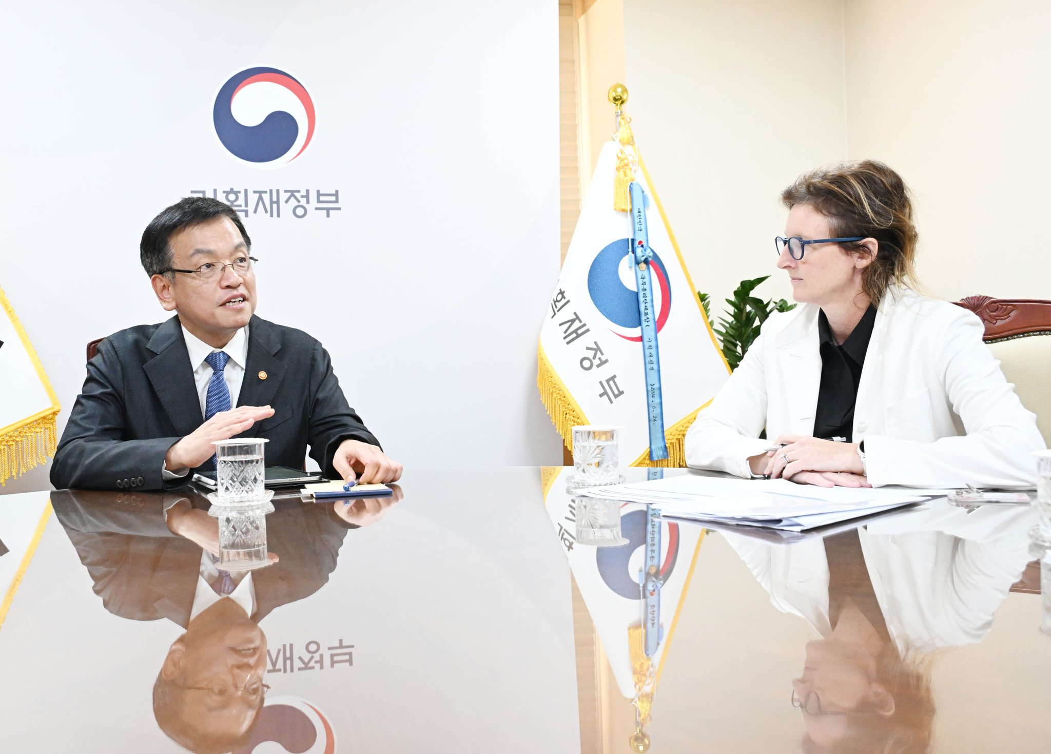 韓經濟副總理崔相穆（左）原定代理總統突然請辭，應與國會對他的彈劾案有關。圖/取自崔相穆X