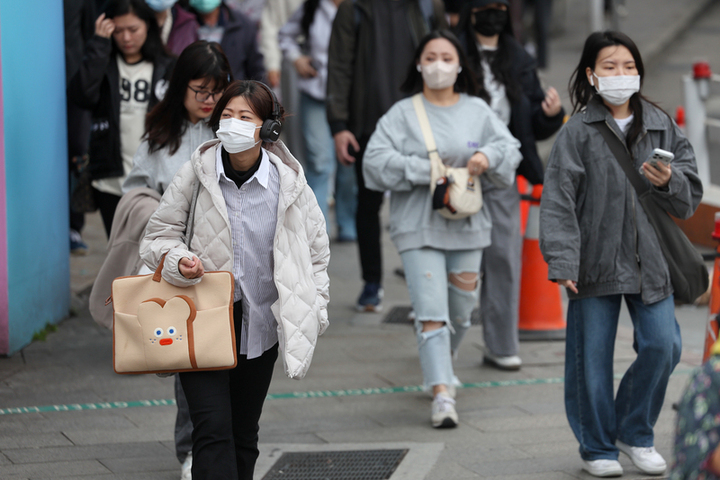 東北季風影響清晨偏涼　周末白天氣溫回升