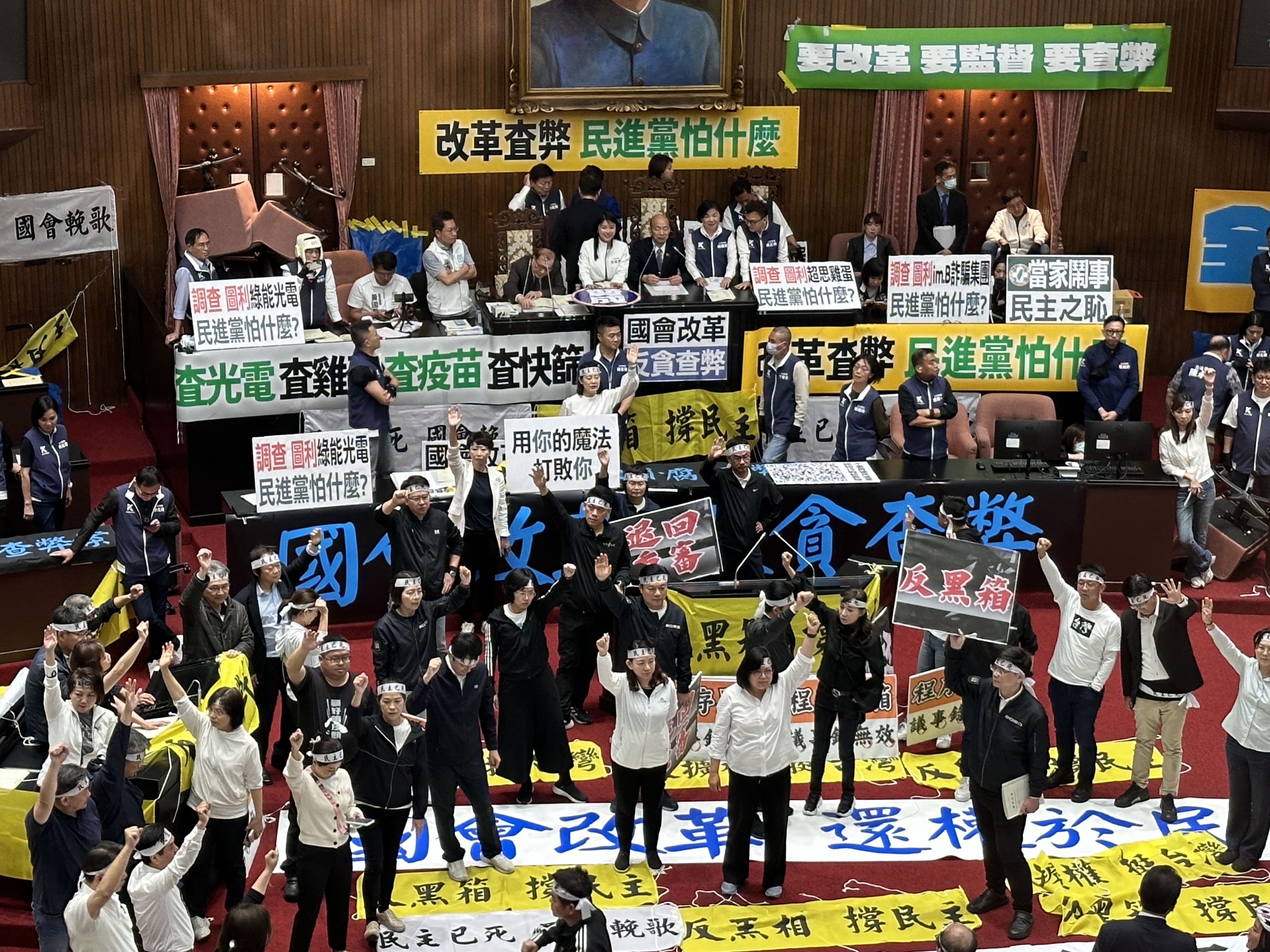 立法院長韓國瑜建議三黨簽署坐在座位上就恢復表決器表決，遭民進黨打斷。圖/陳思豪攝