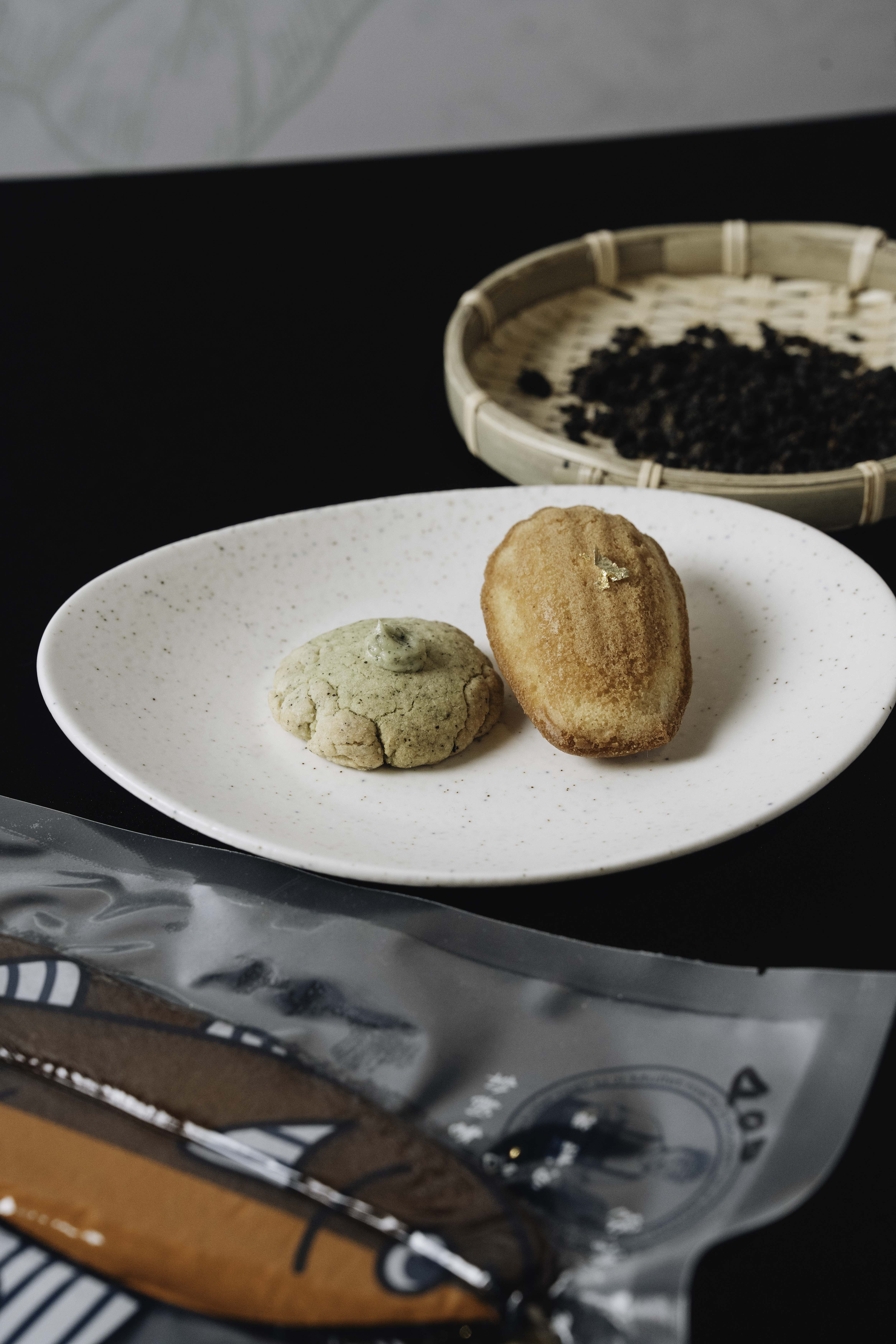 Tu Pang地坊主廚張皓福以一口沙布列呈現烏龍茶葉的一生——「山光」。圖/好食好事基金會提供