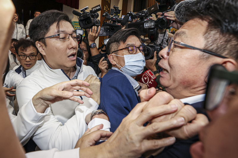 陳永康遭蔡易餘撞傷  右膝韌帶斷裂 國民黨團籲民進黨道歉 否則就是暴力黨