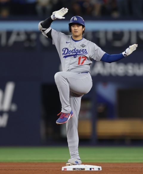 大谷翔平安打上壘後,做出招牌動作。圖/取自mlbjapan IG